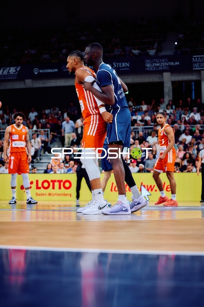 Defense Alfonso Plummer (9;Ratiopharm Ulm) vs Evan Rietsch (7;MLP Academics Heidelberg)