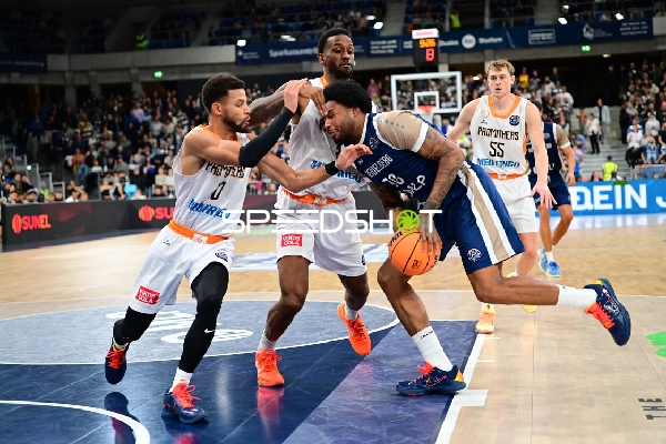 Spielszene mit Leyton Hammonds (2; Promitheas Patras Vikos Cola) und Marcus Weathers (00; MLP Academics Heidelberg)