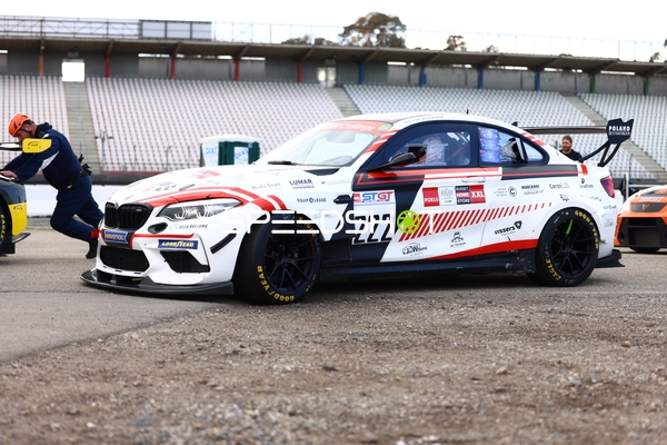 BMW Rennwagen Nummer 222 in Aktion