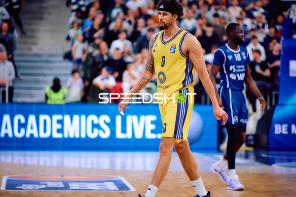 Spieler von Alba Berlin und MLP Academics Heidelberg auf dem Feld