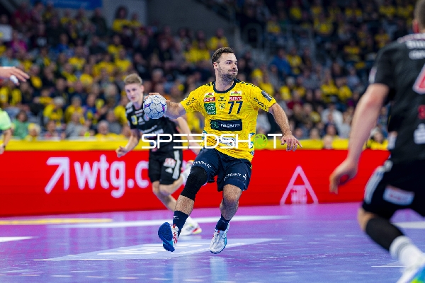 Dani Baijens (77; Rhein Neckar Löwen) und Sander Overjordet (8; HC Erlangen) in Aktion