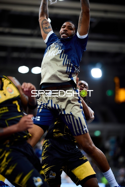 DJ Horne (0; MLP Academics Heidelberg) mit Dunk