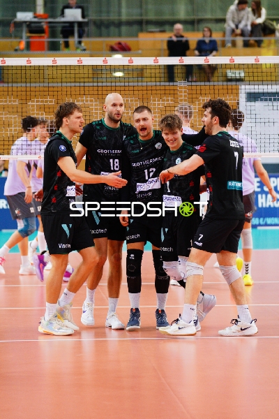 Spielszene mit Iven Fietje Ferch (18; TSV Haching München) und Teamkollegen