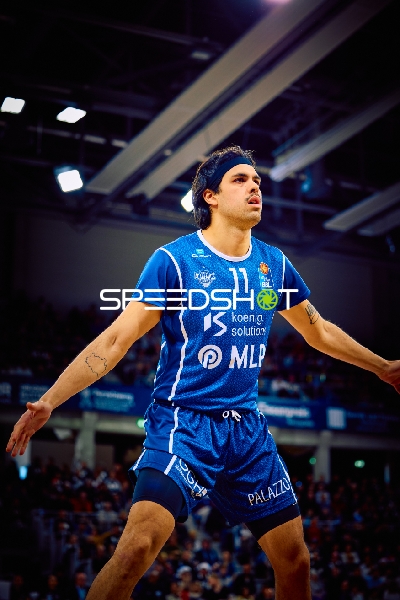 Ein Spieler von MLP Academics Heidelberg in Aktion auf dem Spielfeld.