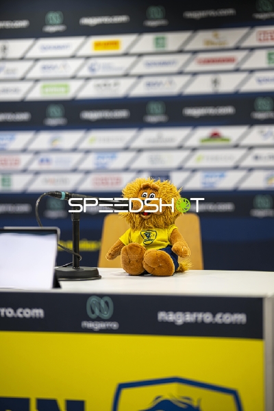Maskottchen bei Pressekonferenz