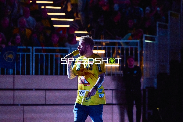 Ein Moderator spricht vor dem Spiel.