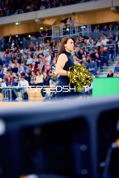 Cheerleader bewegt sich durch die Halle