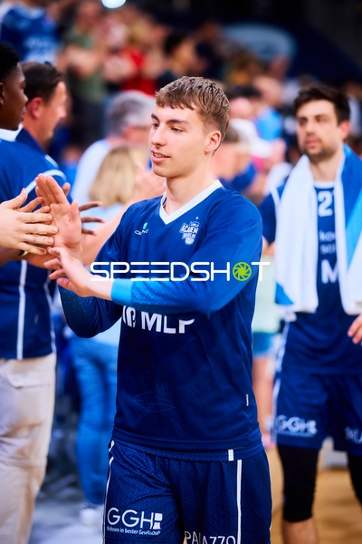 Handshake Dominic Vengert (8;MLP Academics Heidelberg), Mateo Šerić (21;MLP Academics Heidelberg)