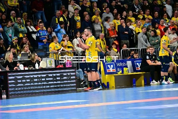 Jannik Kohlbacher (80; Rhein Neckar Löwen) im Gespräch mit Michel Abt (997; Rhein Neckar Löwen) und Kevin Sandomir (99; Rhein Neckar Löwen)