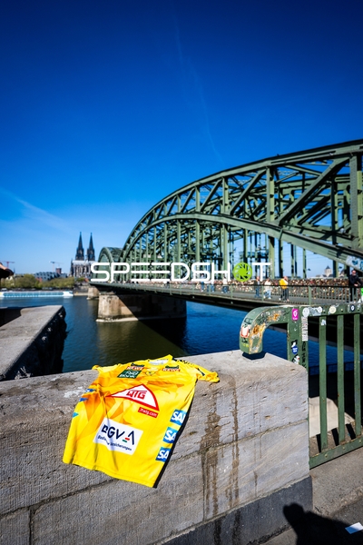 Trikot der Rhein Neckar Löwen vor Kölner Dom
