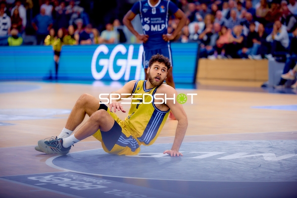 Spieler von Alba Berlin fällt auf den Boden