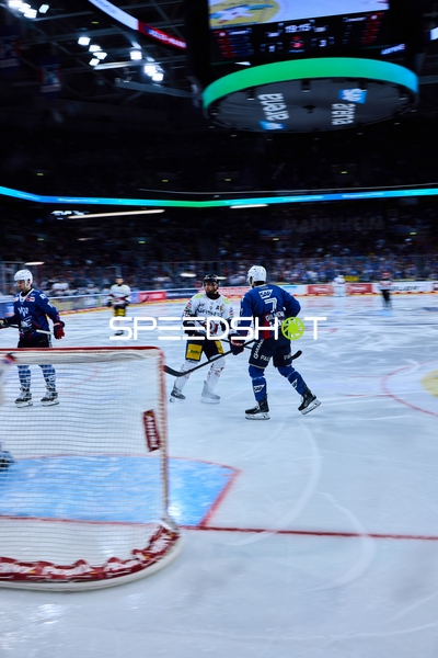 Eishockeyszenen in intensivem Spiel