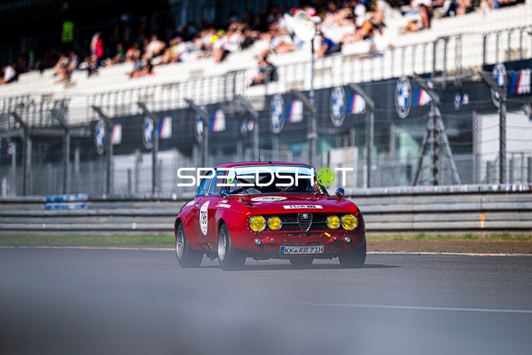 Klassischer Alfa Romeo auf der Rennstrecke