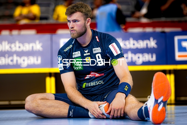 Spieler Steven Plucnar Jacobsen (9; Rhein Neckar Löwen) dehnt sich