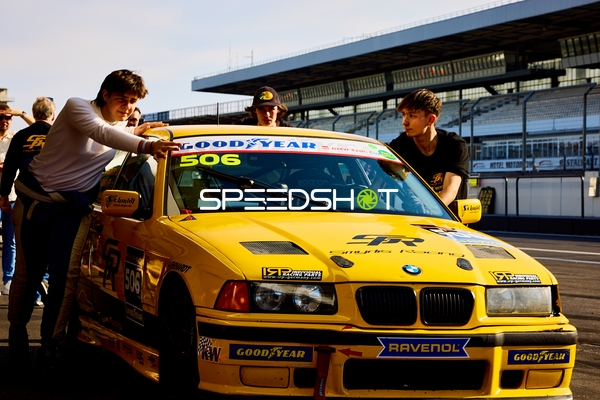 Fahrzeugvorbereitung in der Rennaufstellung