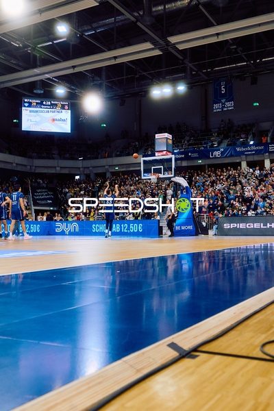 Ein Spieler von MLP Academics Heidelberg wirft den Ball auf den Korb