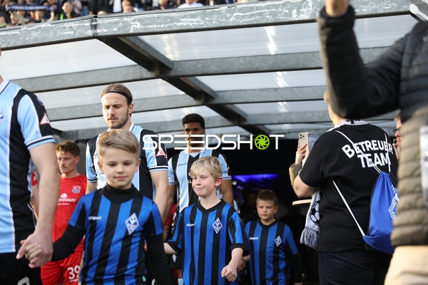 Einlauf der Teams bei Mannheim gegen Unterhaching