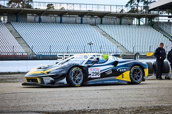 Rennauto mit der Nummer 296 bei den Vorbereitungen