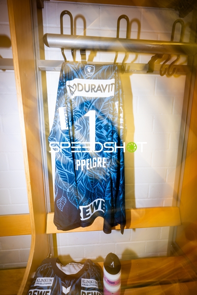 Torwarttrikot mit Nummer 1 im Spind