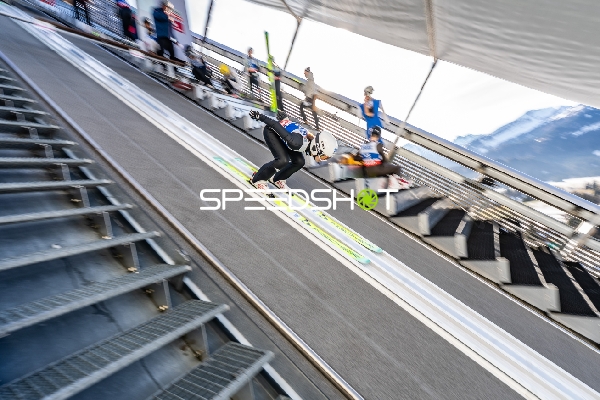 Skispringerin beim Absprung in Oberstdorf