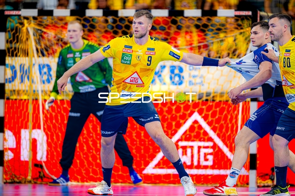 Abwehraktion Steven Plucnar Jacobsen (9;Rhein Neckar Löwen), Jannik Kohlbacher (80;Rhein Neckar Löwen)