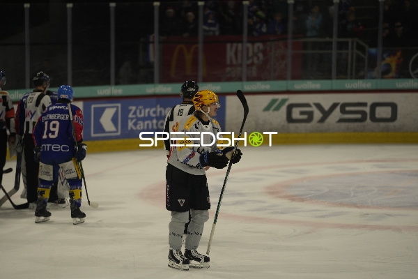 Attilio Biasca (17; Fribourg-Gotteron) auf dem Eis