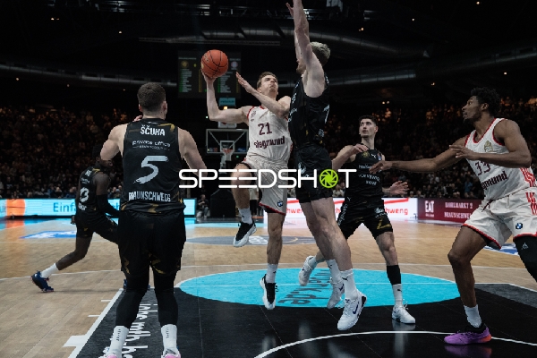 David McCormack (33; FC Bayern Basketball) mit Wurf gegen Nikola Tomic (7; Basketball Löwen Braunschweig)