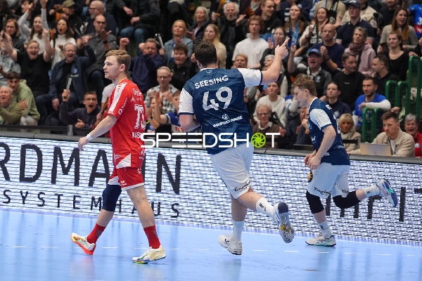 Timo Kastening (73; MT Melsungen) und Aron Seesing (49; Bergischer HC) in Aktion