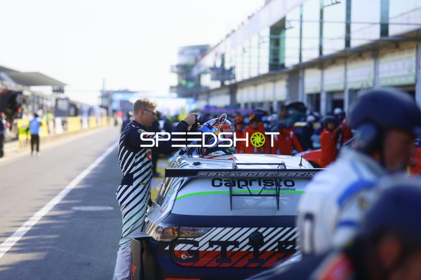 Rennfahrzeug in der Boxengasse