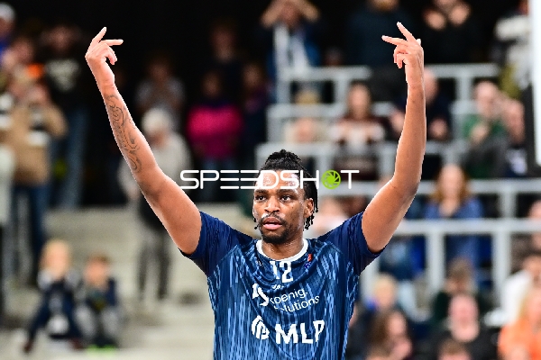 Osun Osunniyi (12; MLP Academics Heidelberg) jubelt mit erhobenen Armen