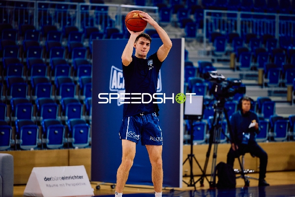 Spieler wirft den Ball