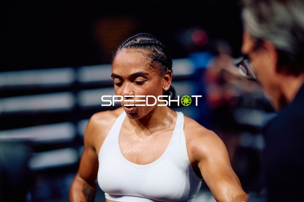 Boxerin in der Ringside Zone