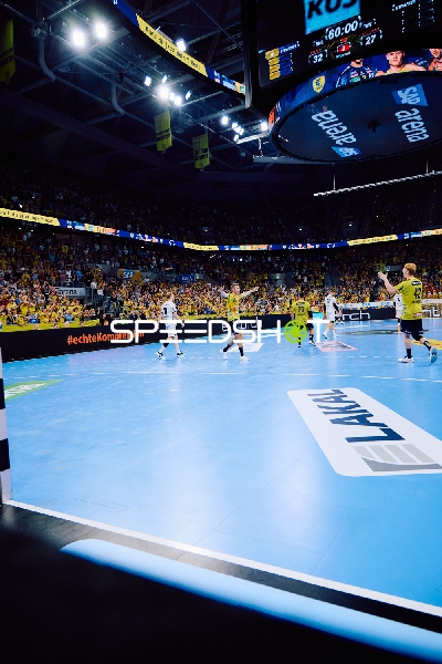 Ein spannender Angriffsspielzug während des Handballspiels.