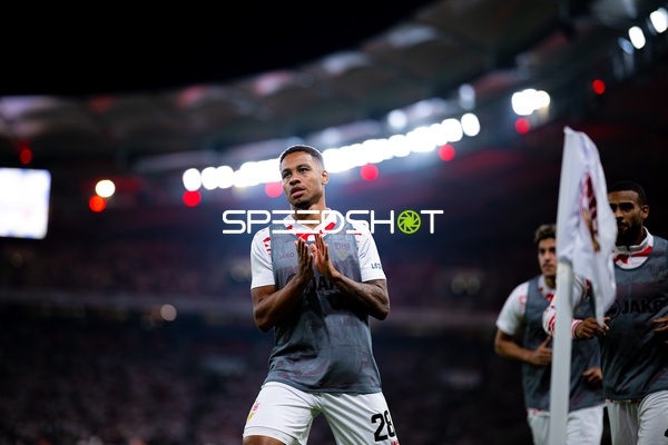 Spieler Nikolas Nartey (28; VfB Stuttgart) und Josha Vagnoman (4; VfB Stuttgart) vor Anpfiff