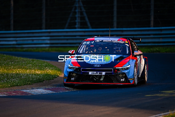 Rennfahrzeug auf der Rennstrecke