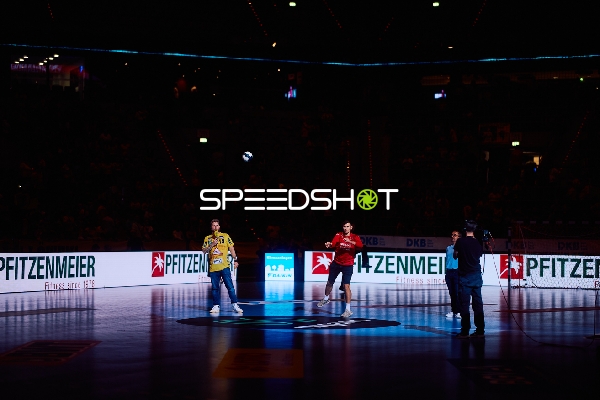 Spieler auf dem Spielfeld während der Spielvorstellung