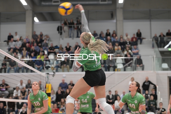 Alina Zellin (1; Schwarz-Weiß Erfurt) schmettert