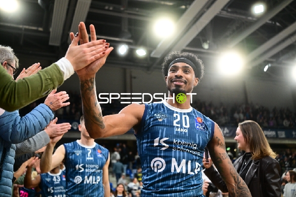 Michael Weathers (20; MLP Academics Heidelberg) jubelt im Vordergrund