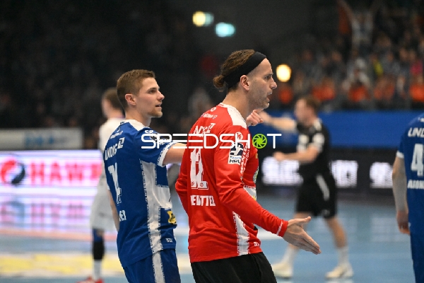 Spielszene: Silvio Heinevetter (12; ThSV Eisenach) und Vincent Büchner (74; ThSV Eisenach)