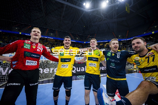 David Späth (29; Rhein Neckar Löwen) und Teamkollegen jubeln