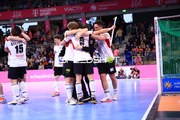 Xaver HASUN (93; Österreich) feiert im Vordergrund