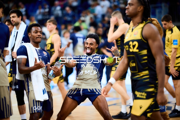 Spielszene mit DJ Horne (0; MLP Academics Heidelberg) und Michael Weathers (20; MLP Academics Heidelberg)