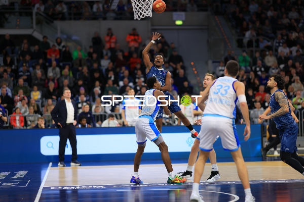 Spielaktion mit DJ Horne (0; MLP Academics Heidelberg), Marcel Keßen (15; MLP Academics Heidelberg) und Till Pape (19; Frankfurt Skyliners)