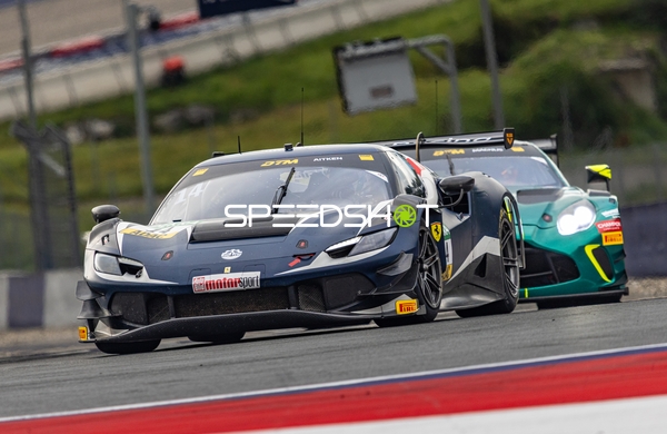 Zwei Fahrzeuge auf der Rennstrecke