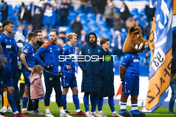 Spieler von Karlsruher SC vor Spiel