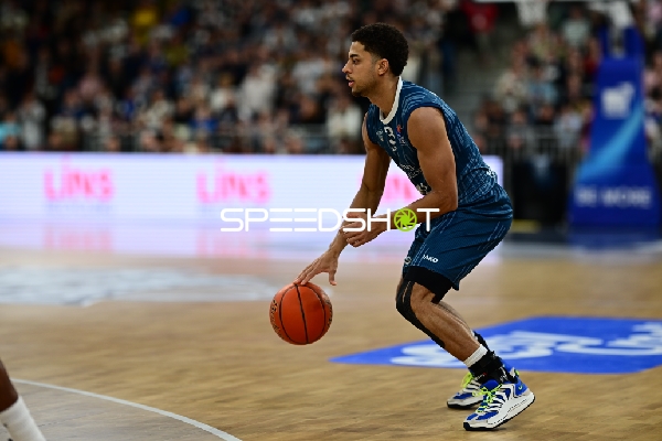 Kevin McClain (3; MLP Academics Heidelberg) dribbelt