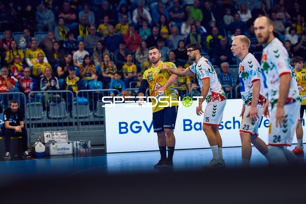 Jannik Kohlbacher von den Rhein Neckar Löwen im Zweikampf mit mehreren Spielern des SC Magdeburg.