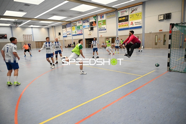 TV Edingen Spieler Nummer 7 wirft gegen TV Friedrichsfeld