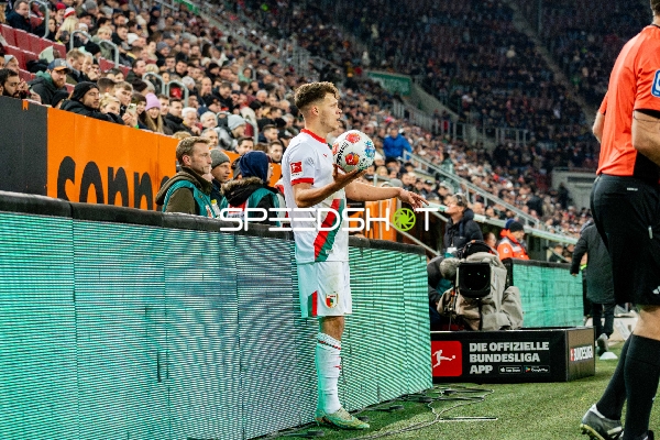 Spieler mit Ball am Seitenrand