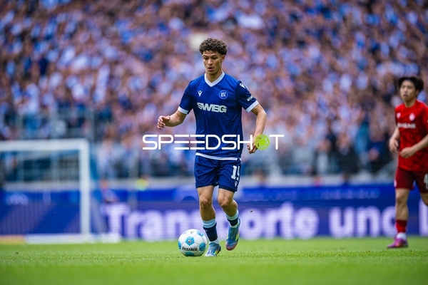 Dribbling Mikkel Kaufmann (14, Karlsruher SC)
